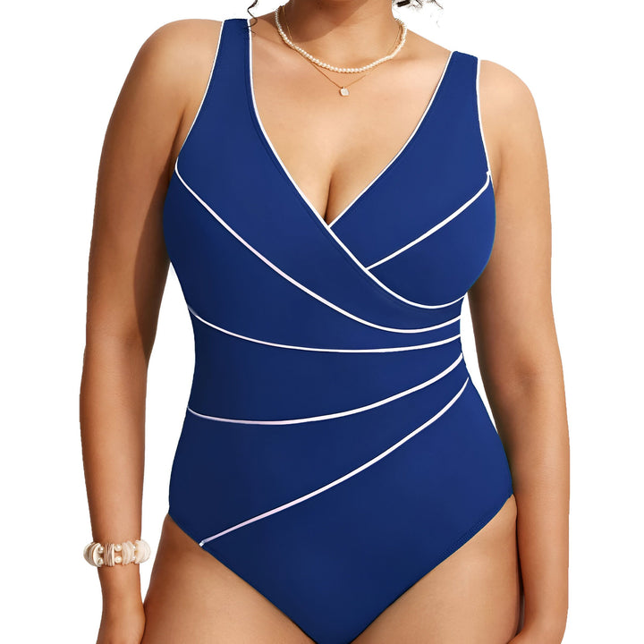 Vue arrière d'une femme portant un maillot de bain une pièce noir avec une bordure blanche autour des bretelles et du cou. Elle porte un bracelet de coquillages.