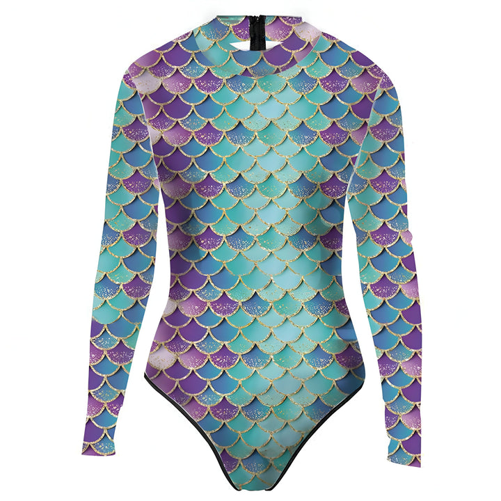 Image d'un justaucorps à manches longues avec un motif d'écailles de sirène violettes et turquoise avec des bordures dorées, fermeture éclair noire à l'arrière du cou. Vêtement unique et tendance pour les passionnés de sirènes.