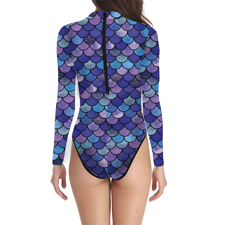 Combinaison intégrale à manches longues avec un motif d'écailles de sirène bleues, violettes et turquoises. Fermeture éclair discrète au dos. Tissu brillant et texturé imitant les écailles. Idéal pour cosplay, natation ou déguisement.