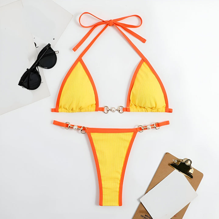 Femme en bikini blanc sur une plage de sable blanc avec océan turquoise en arrière-plan, ciel bleu ensoleillé. Mode été, vacances tropicales, corps bronzé.