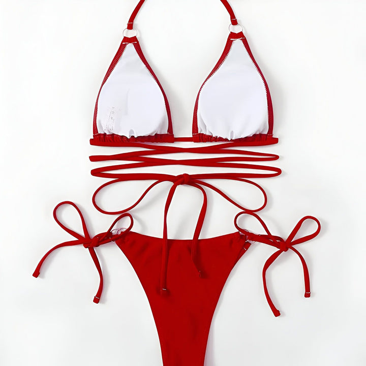 Femme en maillot de bain deux pièces marron, style triangle avec des liens croisés à la taille. Accessoires discrets : bracelet doré. Élégance balnéaire, bronzage parfait.