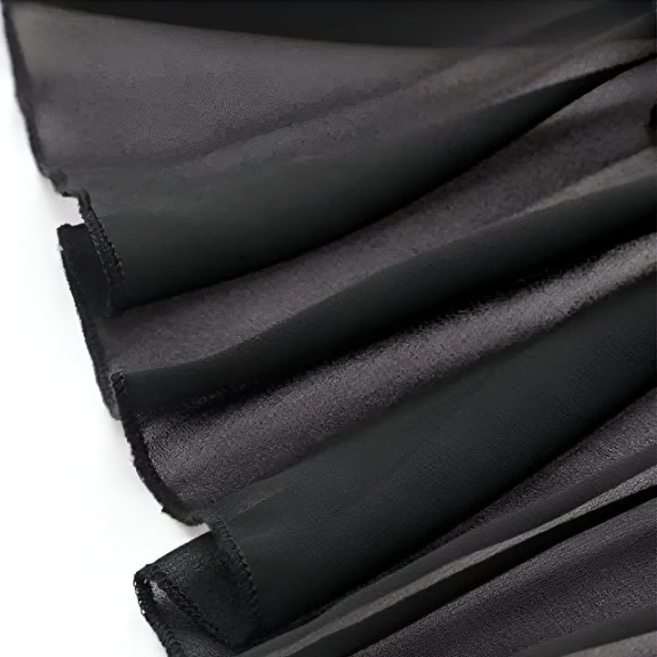 Sarong bleu noué à la taille, vêtement de plage tendance, accessoire de mode estivale.