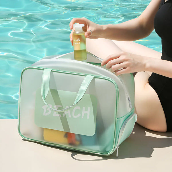Sac de plage turquoise transparent avec une serviette colorée à rayures. Accessoire de vacances idéal pour la piscine ou la mer. Mules jaunes à proximité.