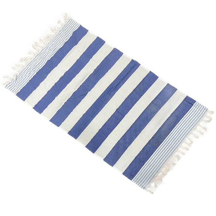Serviette de plage gris clair à rayures blanches et à franges blanches. Tissage plat traditionnel turc, légère et à séchage rapide. Accessoire d'été idéal pour la plage, la piscine ou le voyage.