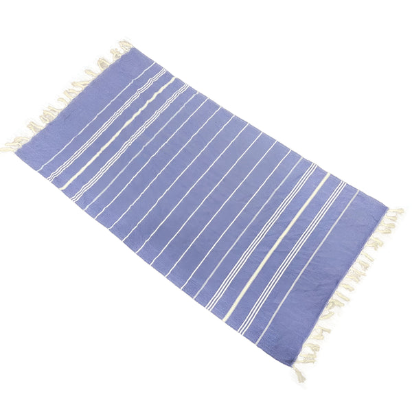 Serviette de plage rayée bleu et blanc avec des franges. Idéale pour la piscine, le spa ou les vacances. Tissu léger et absorbant.