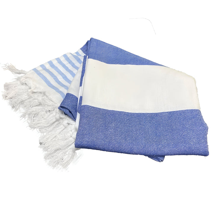 Gros plan de serviettes de plage rayées, en bleu et blanc et en gris et blanc, avec des franges nouées blanches. Texture tissée en coton.