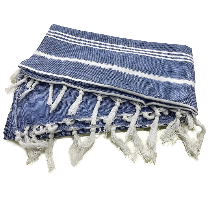 Serviette de plage rayée grise et blanche avec des franges, mesurant 180cm de long et 100cm de large. Idéale pour la plage ou la piscine.