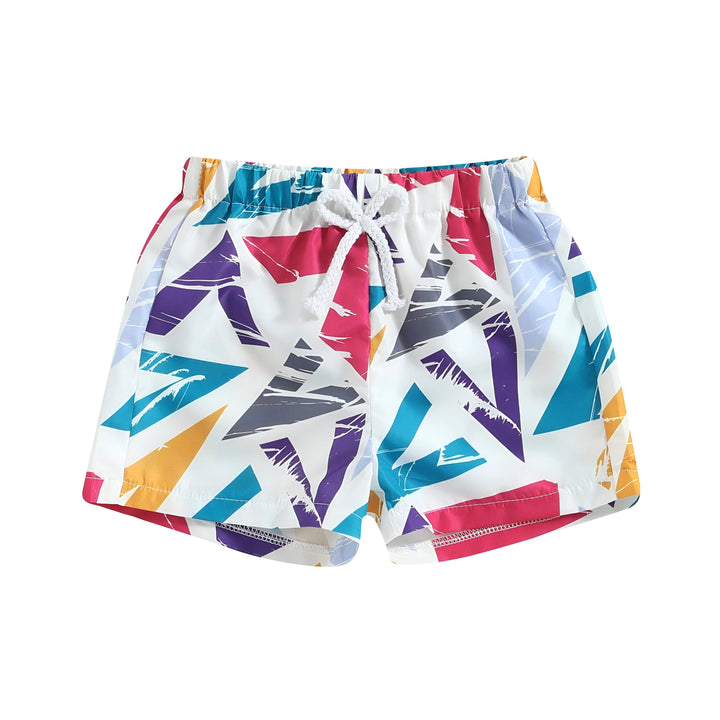 Short de bain pour enfant avec motifs vagues bleues et rouges, cordon blanc. Décoration avec coquillages, plante verte et bouée de sauvetage rouge et blanche. Vêtements de plage pour enfant. Mode enfant été.