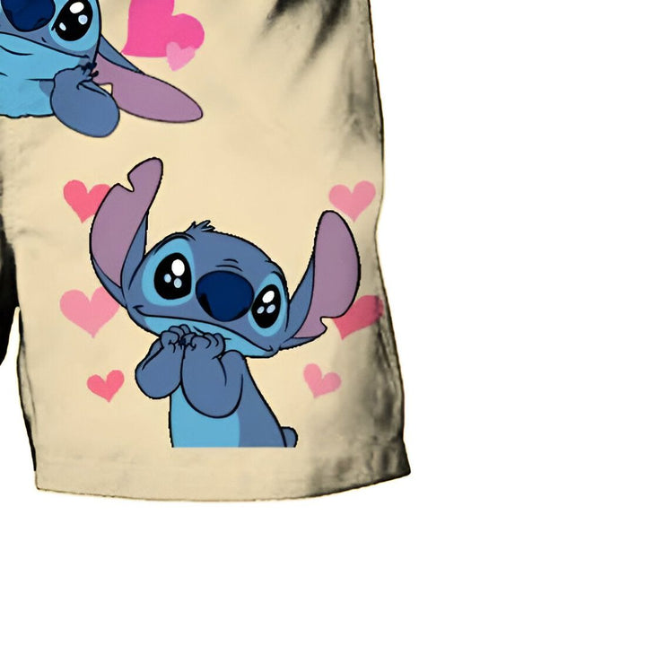 Short de bain bleu avec motifs de Stitch, personnage de Lilo & Stitch, dans diverses poses : Stitch timide, Stitch écrivant "Love U", Stitch avec des étoiles. Vêtement décontracté et fun pour la plage ou la piscine.