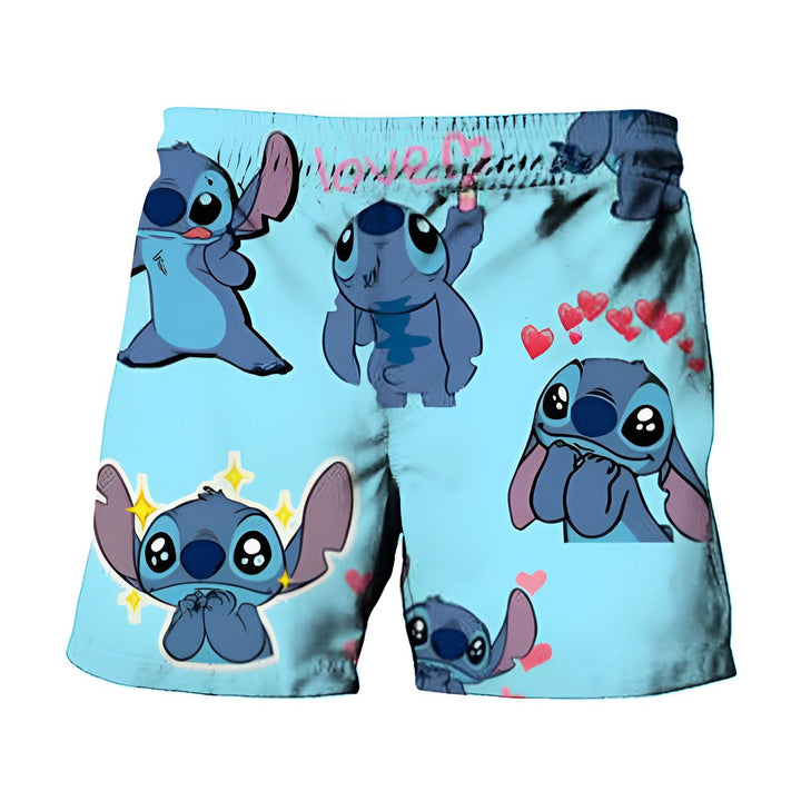 Gros plan d'un short beige orné de motifs de Stitch, le personnage de Disney, entouré de coeurs roses. Stitch a de grands yeux expressifs et de grandes oreilles.
