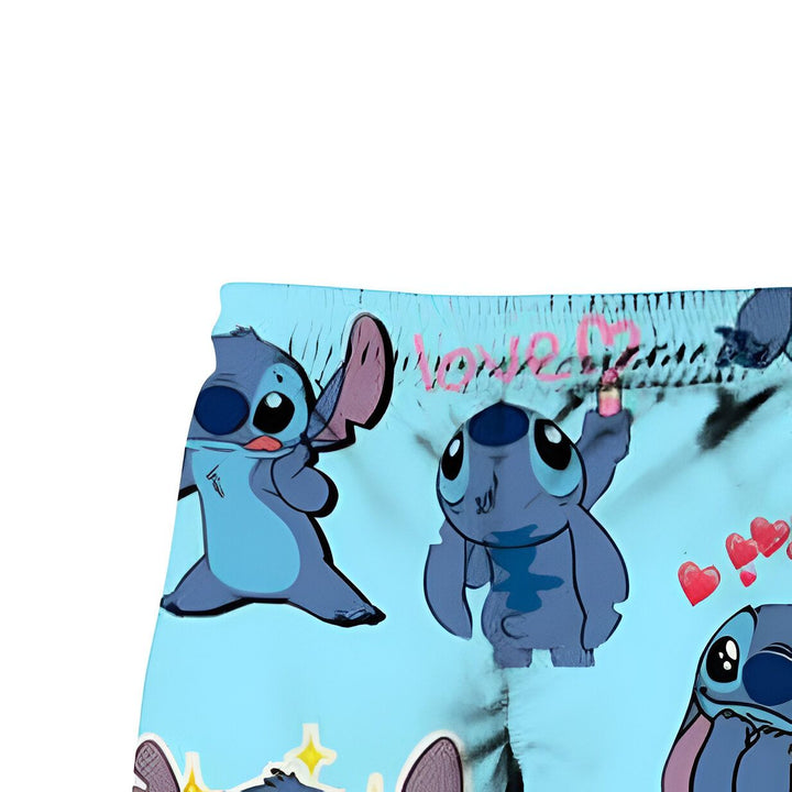 Short beige imprimé avec trois personnages de Stitch et des cœurs roses. L'inscription "I Love You" est visible en haut. Vêtement décontracté, style cartoon.
