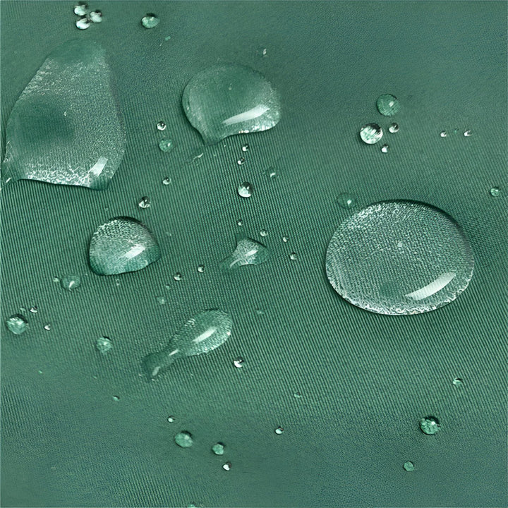 Homme vu de dos portant un short de bain noir. Le short a une poche arrière et des poches sur les côtés.