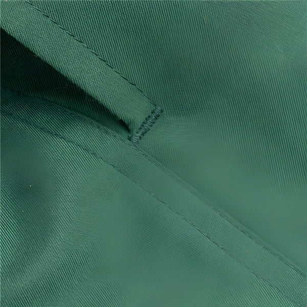 Gros plan d'une poche cargo noire sur un pantalon. Détail de couture visible.