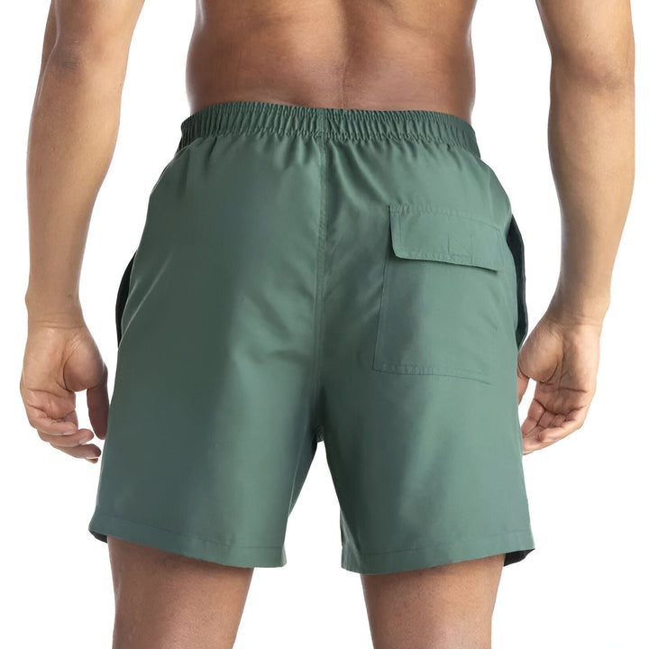 Dos d'un homme portant un short de bain vert olive avec poches.