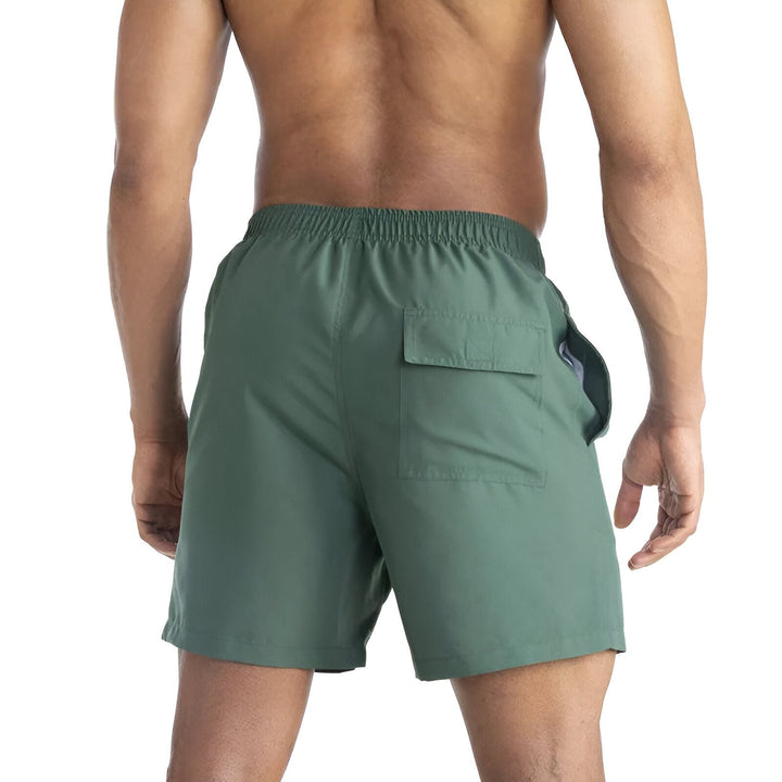 Vue arrière d'un homme portant un short de bain vert avec taille élastique et poche.
