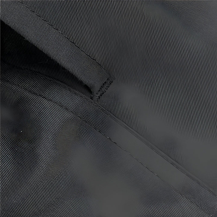 Short de bain vert foncé avec doublure en maille blanche. Vêtement d'été décontracté, idéal pour la plage et la natation. Confortable et pratique.