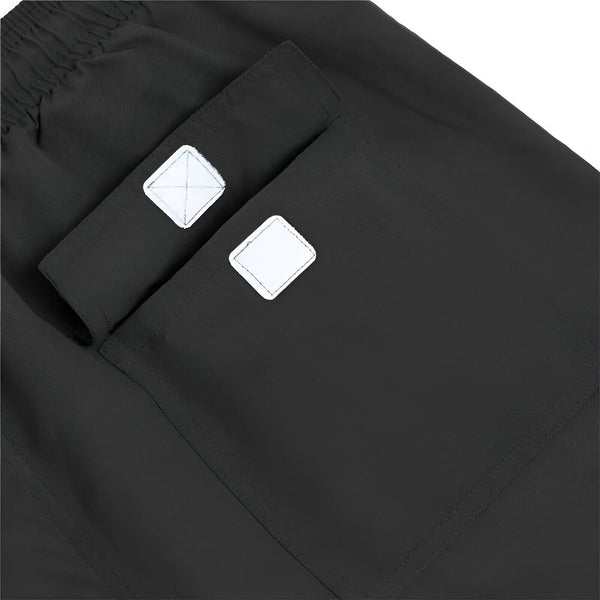 Gros plan d'une poche de pantalon cargo vert, avec coutures apparentes et texture du tissu. Idéal pour les projets axés sur la mode, le vêtement décontracté et les détails de confection.