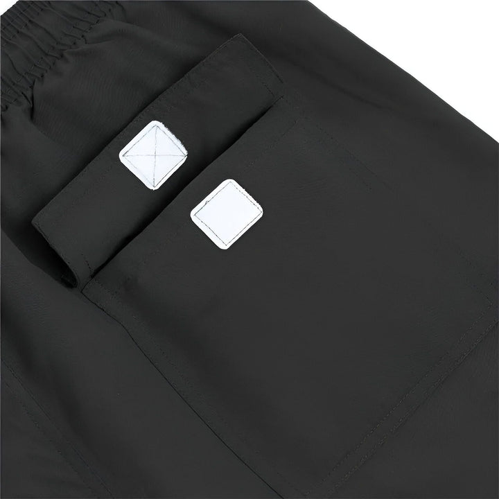 Gros plan d'une poche de pantalon cargo vert, avec coutures apparentes et texture du tissu. Idéal pour les projets axés sur la mode, le vêtement décontracté et les détails de confection.