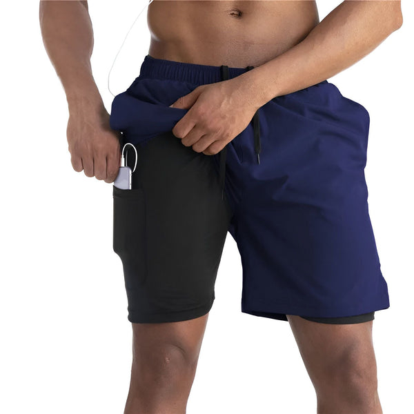 Homme torse nu en short de sport rouge avec doublure noire. Il tient un téléphone avec écouteurs dans la poche. Idéal pour le fitness, le running, ou l'entraînement.