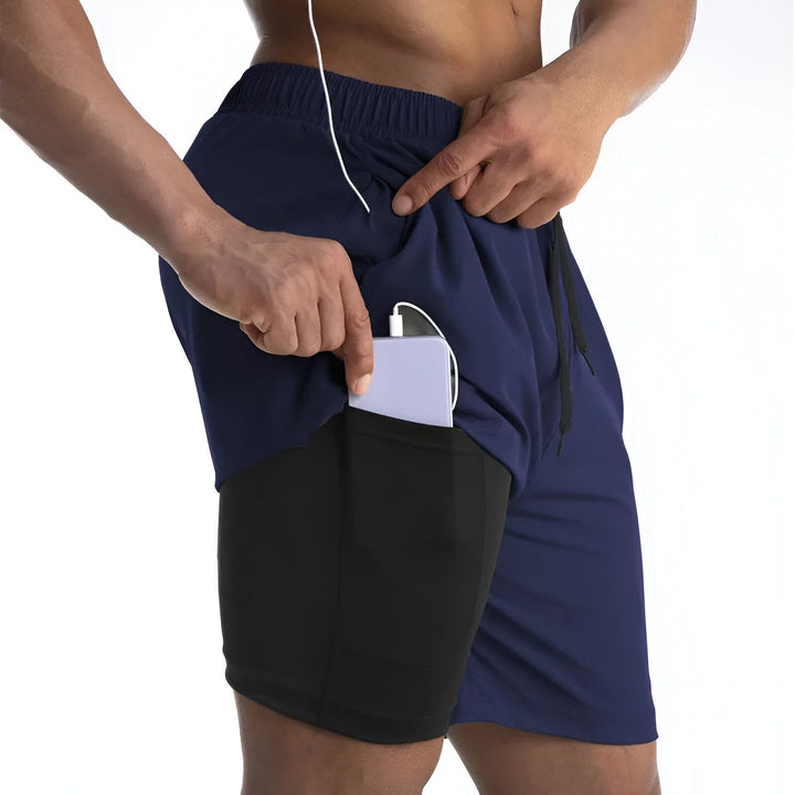 Vue arrière d'un homme torse nu portant un short de sport rouge avec une poche zippée.