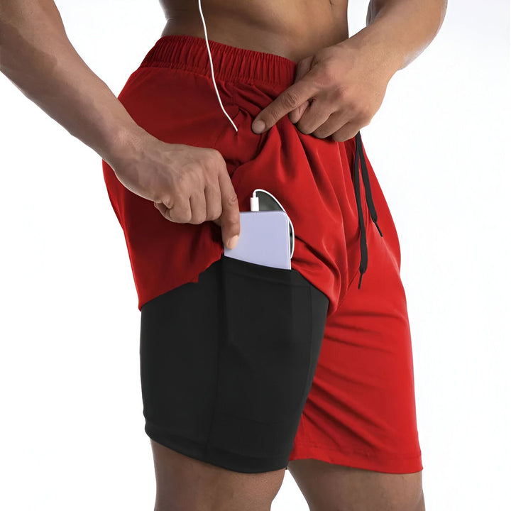 Homme torse nu portant un short de bain bleu marine.