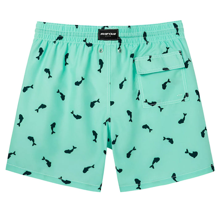 Image d'un short de bain turquoise avec des motifs de petits poissons noirs, une ceinture élastique et un cordon de serrage gris. Idéal pour la plage ou la piscine.