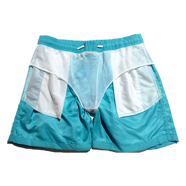 Détail d'un short beige avec un téléphone portable dépassant de la poche arrière, montrant un bouton décoratif sur la poche.