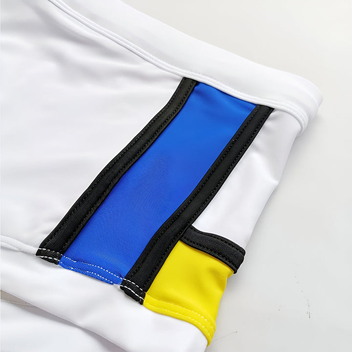 Deux boxers pour hommes aux couleurs vives. Un boxer est noir et l'autre blanc, les deux ayant des accents bleus et jaunes.