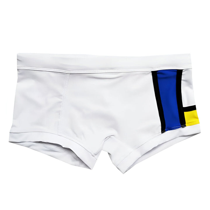 Slip de bain noir pour homme, avec un empiècement géométrique coloré (bleu, blanc, jaune) sur le côté. Mode masculine, maillot de bain.