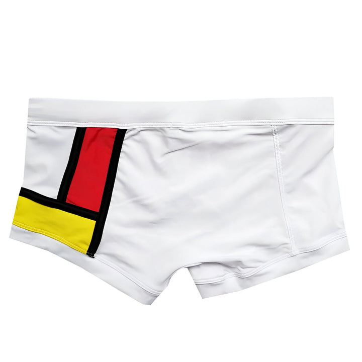 Boxer blanc pour homme avec un motif Mondrian géométrique jaune, rouge et noir sur le côté. Vêtement de sous-vêtement masculin moderne et élégant.
