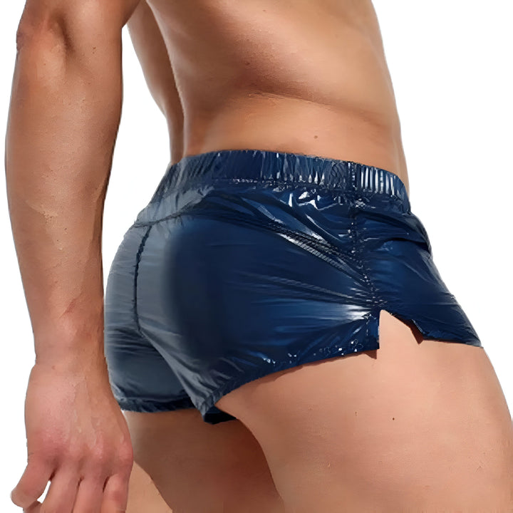 Homme torse nu portant un short bleu marine brillant avec une fente latérale. Plusieurs angles de vue sont présentés. Mode masculine, sous-vêtement, corps athlétique.