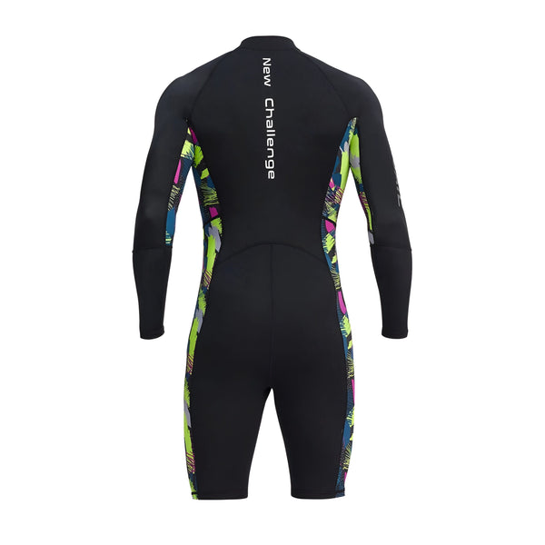 Combinaison de plongée Divasail noire avec fermeture éclair, manches longues et jambes courtes. Motifs colorés sur les côtés et les bras.