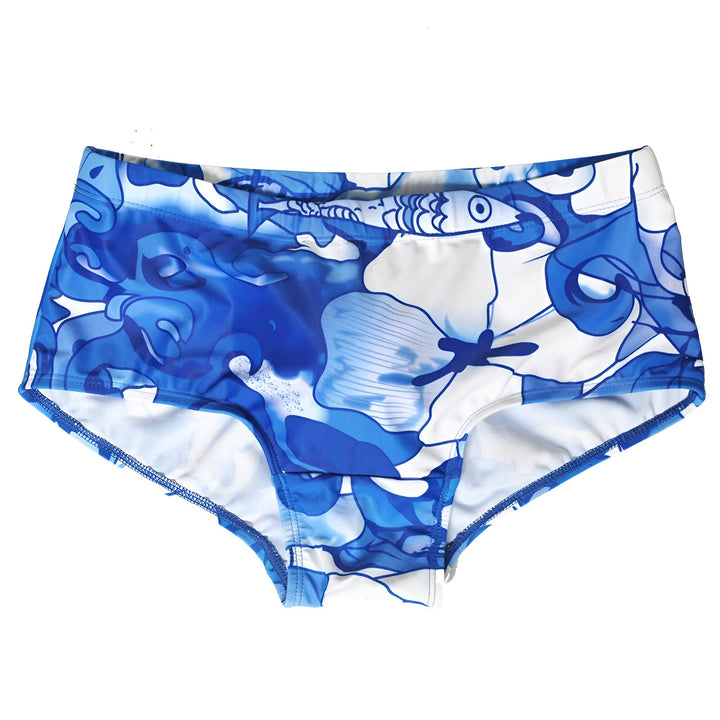 Vue arrière d'un homme portant un slip de bain bleu et blanc avec un motif floral et poisson.