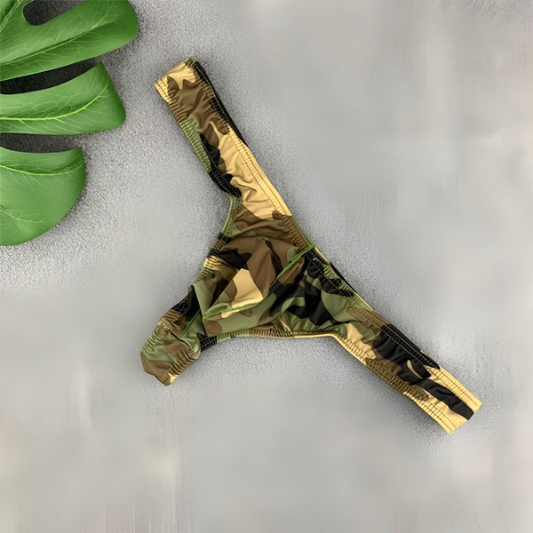 Slip pour homme motif camouflage kaki, marron et noir, détail de couture vert clair. Sous-vêtement masculin confortable.