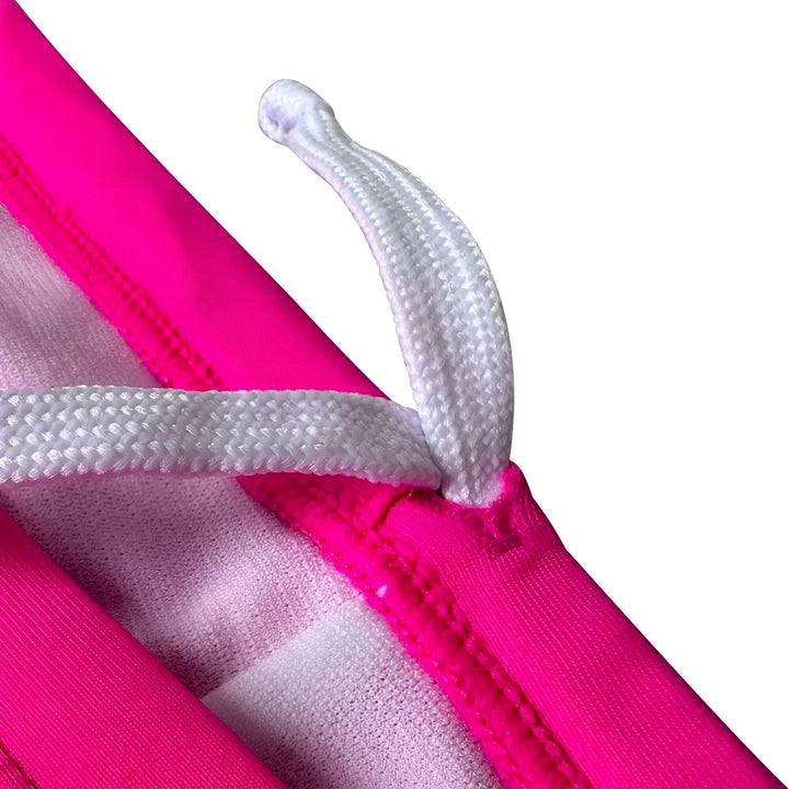 Vue arrière d'un homme musclé portant un string bleu, mettant en valeur son dos et ses jambes toniques. Image axée sur la musculature et les sous-vêtements masculins.