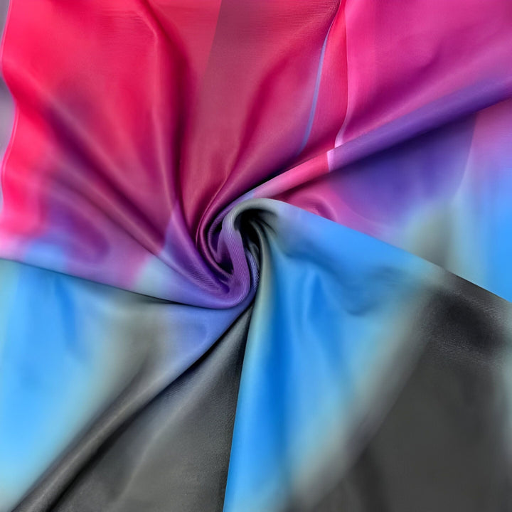 Femme en maillot de bain tankini sur plage tropicale. Le haut du maillot a un dégradé rose/violet/bleu, le bas est noir.