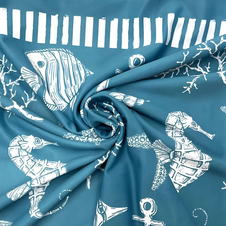 Robe d'été à rayures blanches et bleues, motifs marins (poisson, étoile de mer, ancre) sur fond bleu. Idéal pour la plage ou les vacances. Mode estivale.